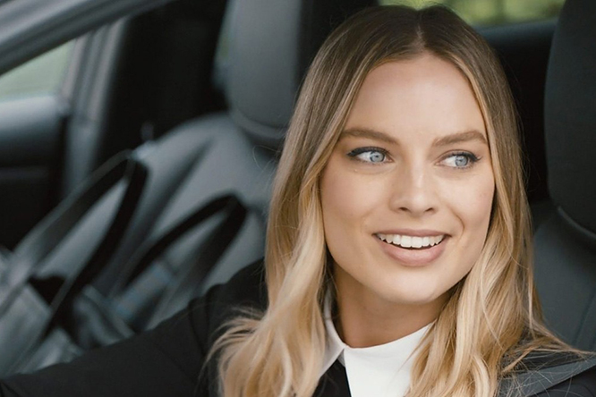 margot-robbie-nissan-3