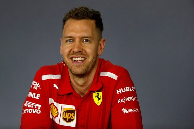Vettel cerca la “soddisfazione suprema”: l’iride con la Ferrari