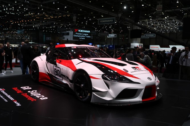 Toyota si scatena con Auris ibrida e Supra Racing