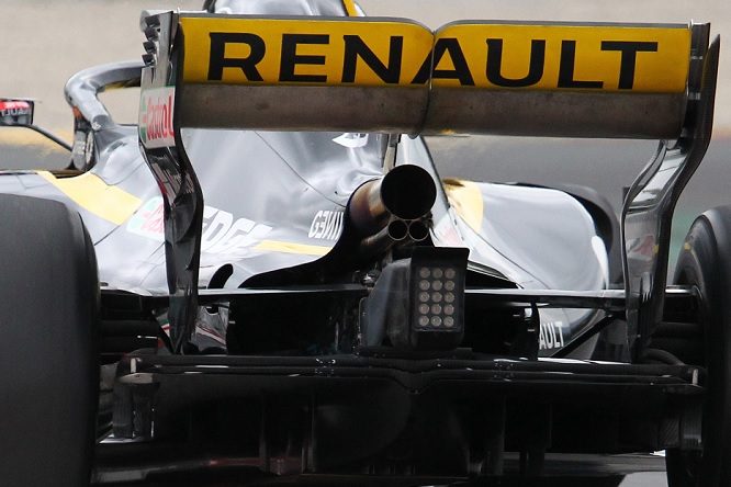 Renault RS18 dettaglio scarico test Barcellona 1 2018
