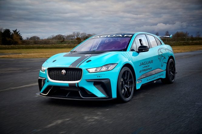 Agag al volante della Jaguar I-Pace a Berlino