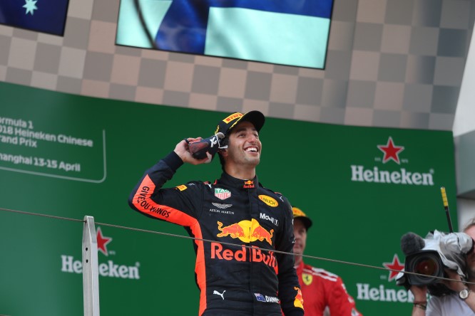 Ricciardo a Mercedes e Ferrari: “Se interessate, dovrebbero chiamarmi”