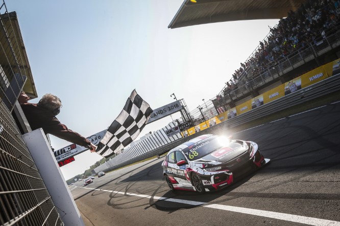 WTCR | Zandvoort, gara-1: vince Ehrlacher, scontro Michelisz-Muller