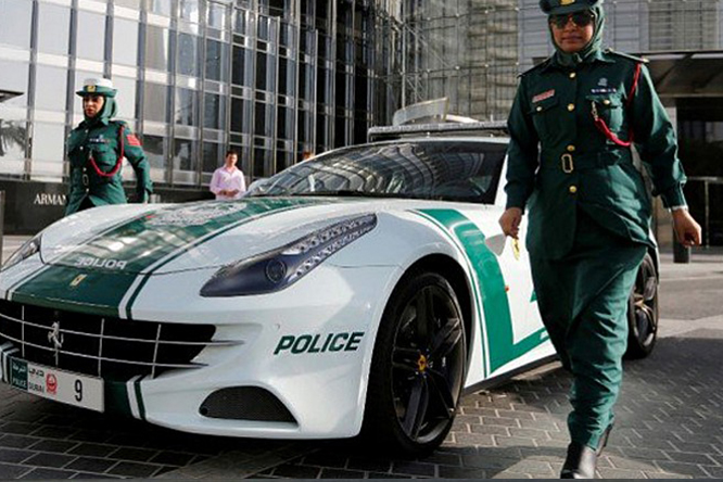 supercar polizia dubai ferrari