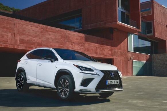 Lexus, sportive o Suv al Valentino sono ibride