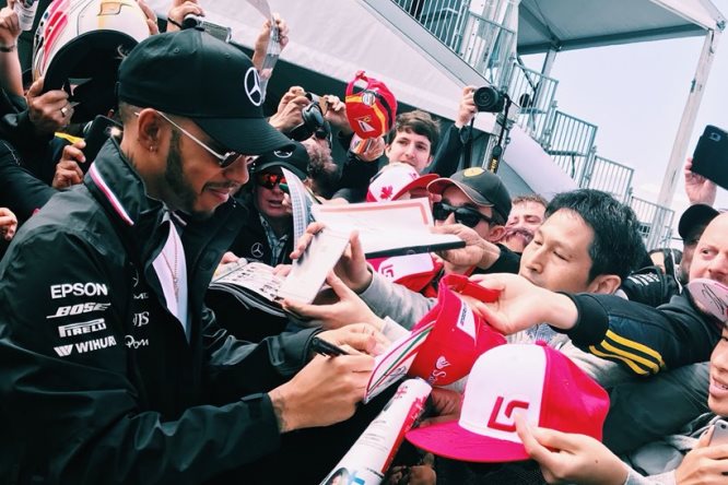 Lewis-Hamilton-Mercedes-autografi-GP-Canada-2018-