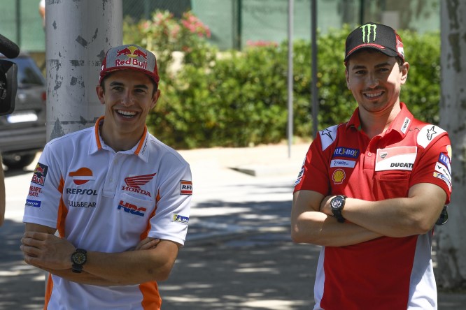 MotoGP | Marquez scherza: “Meno male che Lorenzo lascerà la Ducati”