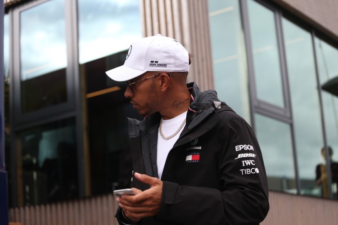 Hamilton smentisce di aver già firmato il rinnovo con Mercedes