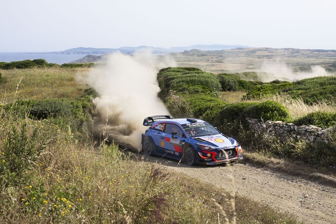 WRC | In Sardegna vince Neuville. Ogier beffato per 0″7