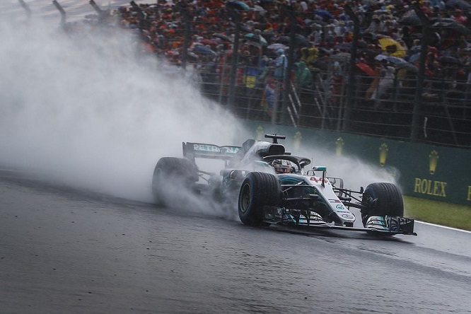 Hamilton: “La pioggia è stata una benedizione”