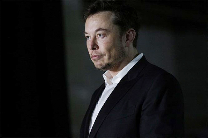 Musk fuma marijuana sul web e il titolo Tesla crolla