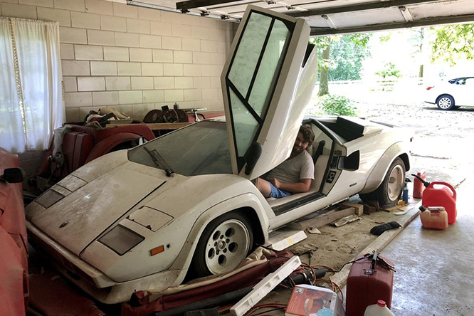 Questa Lamborghini Countach dormiva da oltre vent’anni