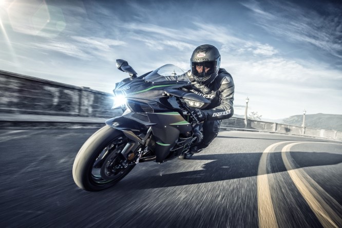 Kawasaki Ninja H2 sempre più esagerata col turbo da 231 Cv