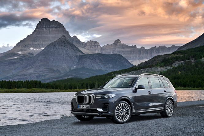 Nuova BMW X7, lussuosa, veloce e… gigantesca