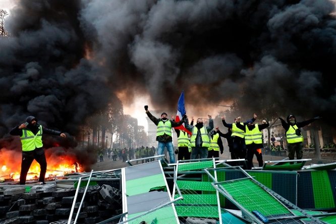 Francia in rivolta contro il caro carburanti, e noi?