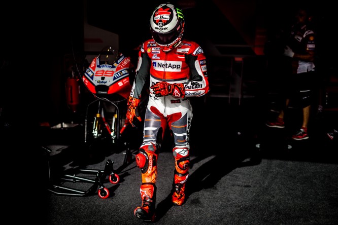MotoGP | Infortunio per Lorenzo