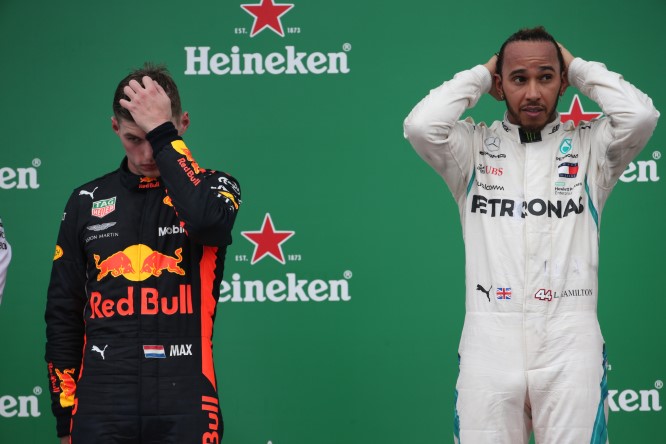 Hamilton bacchetta Verstappen: “Ocon non aveva niente da perdere, tu invece…”