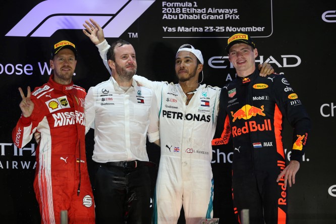 Hamilton invoca la Red Bull: “Spero lottino contro me e Vettel”