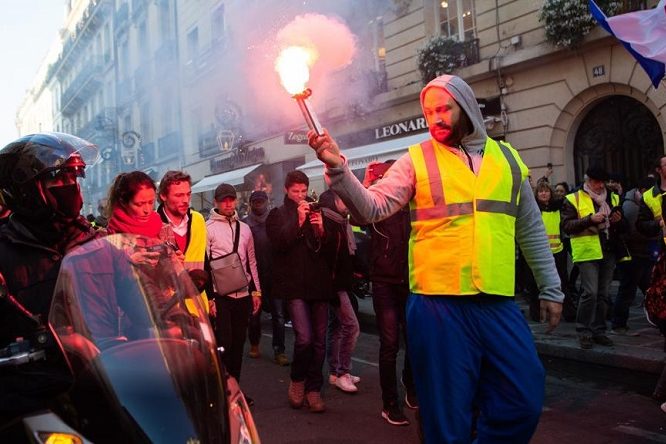 Francia, cortei contro il caro-benzina: donna muore investita