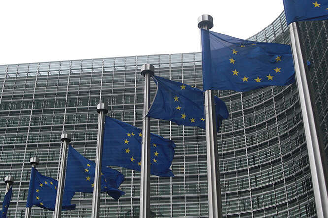 L’UE critica gli USA: sconto sulle elettriche discriminatorio