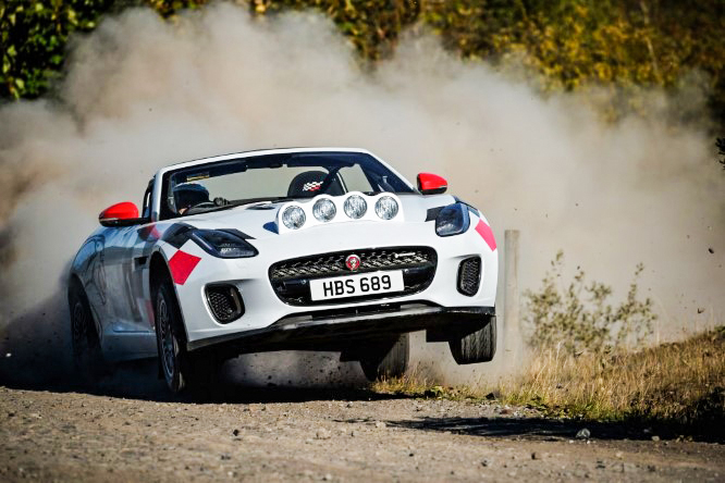 La Jaguar F-Type si sporca le scarpe di fango per il 70°