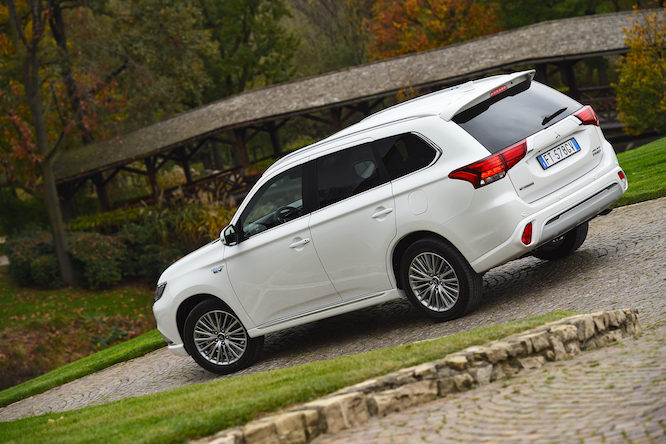 Mitsubishi Outlander Phev ha la forza di tre motori