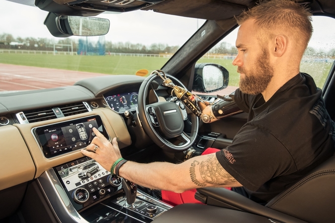 Jaguar Land Rover: arriva Mobility, la portiera che si apre tramite comandi gestuali