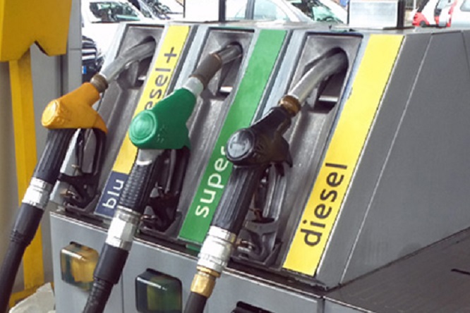 Prezzo diesel e benzina, tagli accise prolungato al 31 dicembre