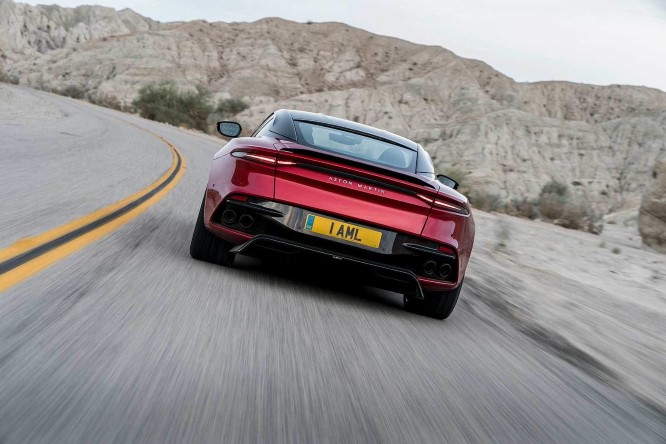 Aston Martin DBS vs Tesla Model S, sfida di accelerazione