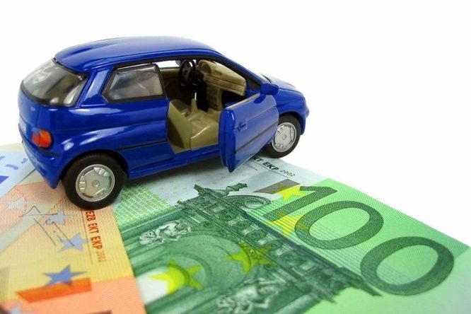 Un anno difficile e per l’auto si spende meno