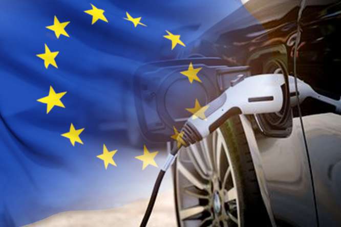 La bandiera dell'Unione Europea e le auto elettriche