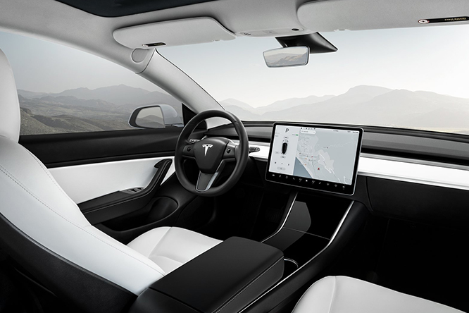 Tesla, nuovi problemi per i display touchscreen