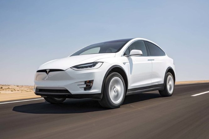 Tesla Model X, richiamo per 15.000 unità