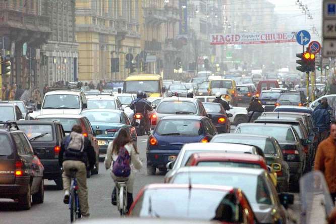 Smog a Milano, Sala: “Addio caldaie a gasolio nel 2023”
