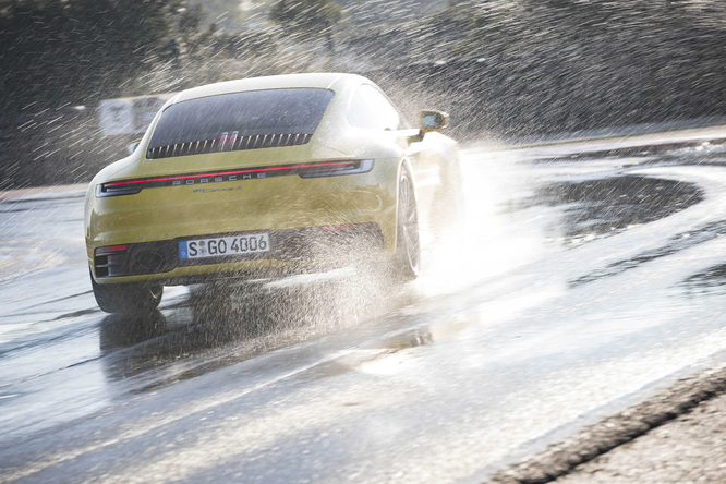 Porsche 911, la guida è più sicura con il Wet Mode