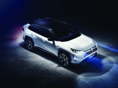 Toyota Rav4 Hybrid, via agli ordini in Italia