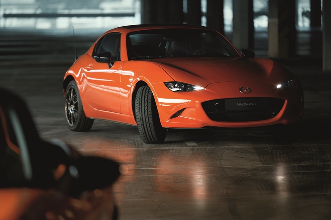 Mazda MX-5, una versione speciale da soli 990 kg