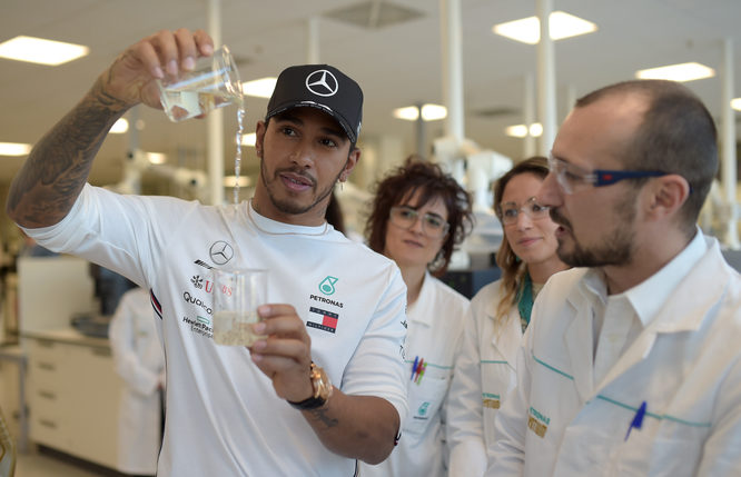 Hamilton esalta Petronas: “Il sangue che scorre nel nostro motore”