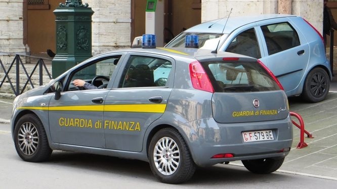 Auto di lusso, Gdf scopre maxi truffa sul commercio online