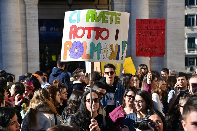 Clima, migliaia di giovani manifestano in tutta Italia