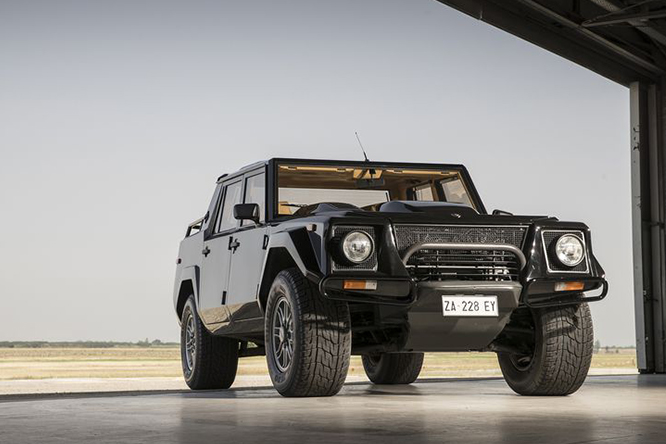 In vendita una rara Lamborghini LM002