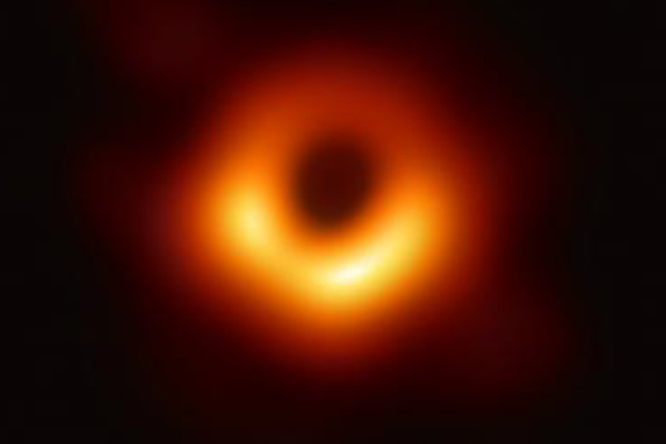 La prima immagine di un buco nero della storia