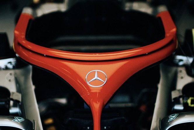 Mercedes, Halo rosso in onore di Lauda