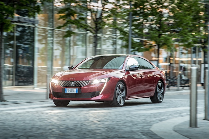 Peugeot 508, la berlina che non teme il buio