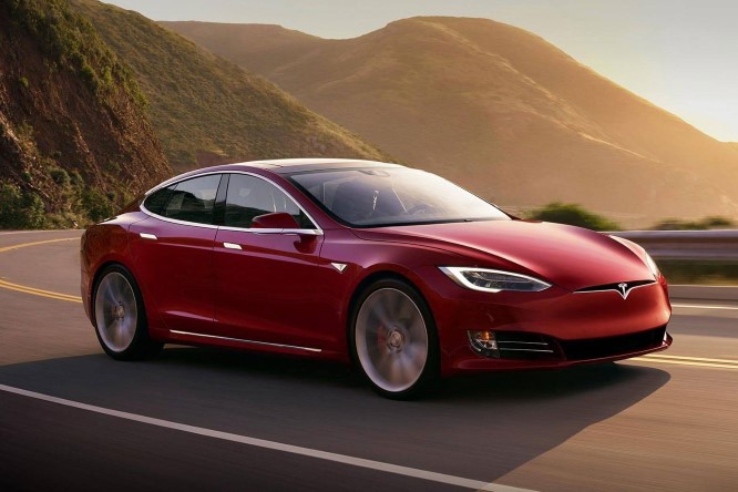 Tesla, sfida in famiglia per chi è la più veloce