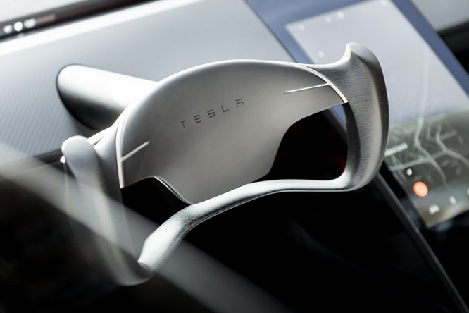 Il volante a farfalla della Tesla Roadster
