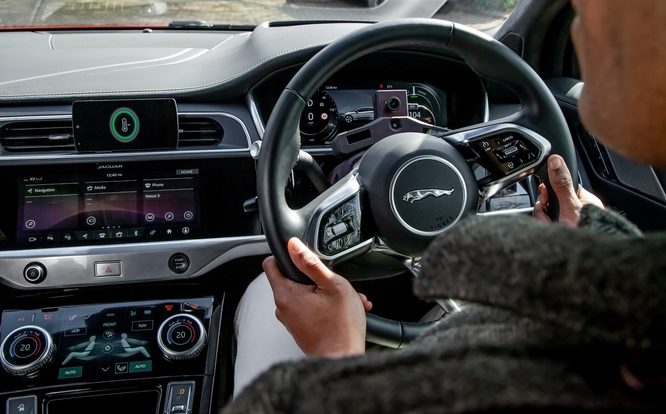 Jaguar Land Rover lavora su un nuovo head up display 3D