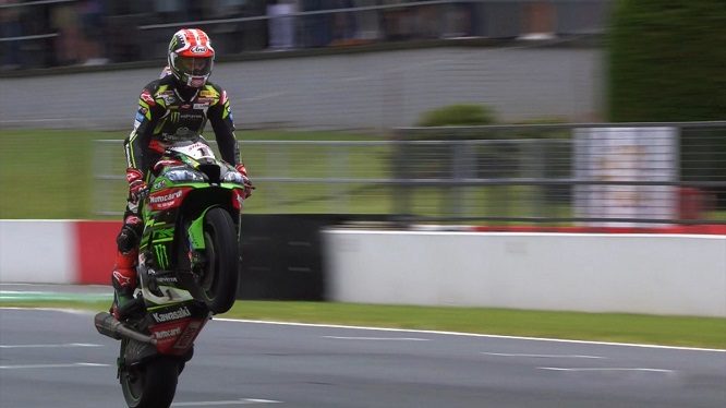 WSBK | Rea re di Gara-1 a Donington, cade Bautista