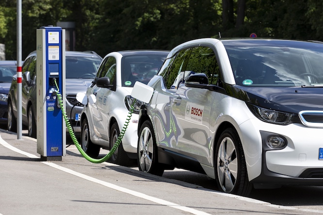 Bosch, tecnologie per estendere la durata delle batterie degli EV