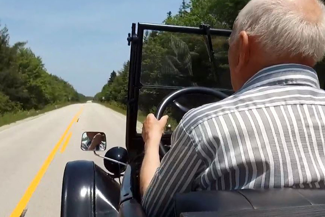 Randall guida la sua Ford Model T da 70 anni